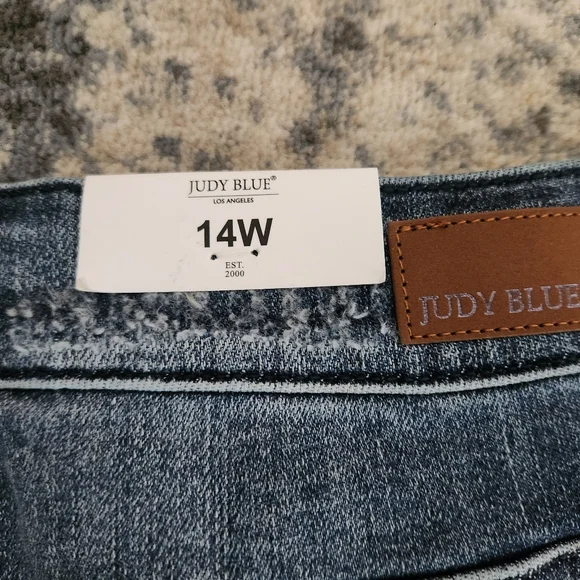 NWT Judy Blue Midrise Distressed Jeans - Picture 3 of 10